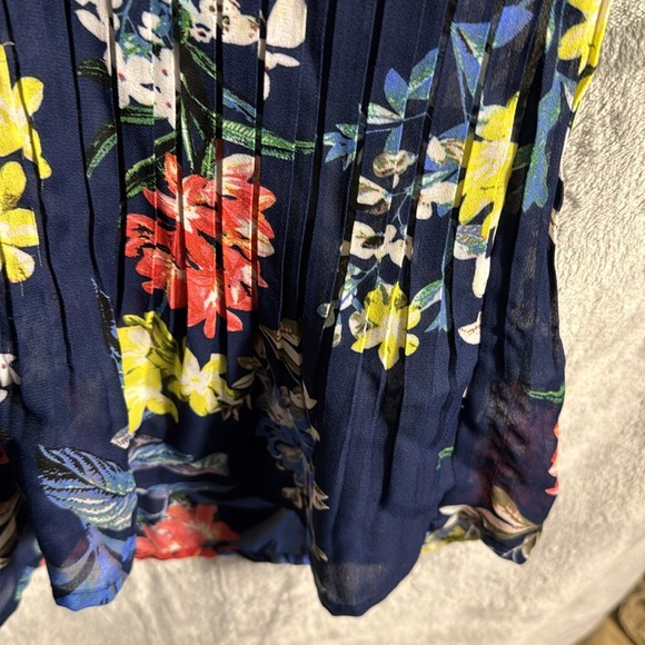 Plus size blouse 1X Floral Navy Blouse light and flutter sleeves pleats in front - Picture 3 of 9